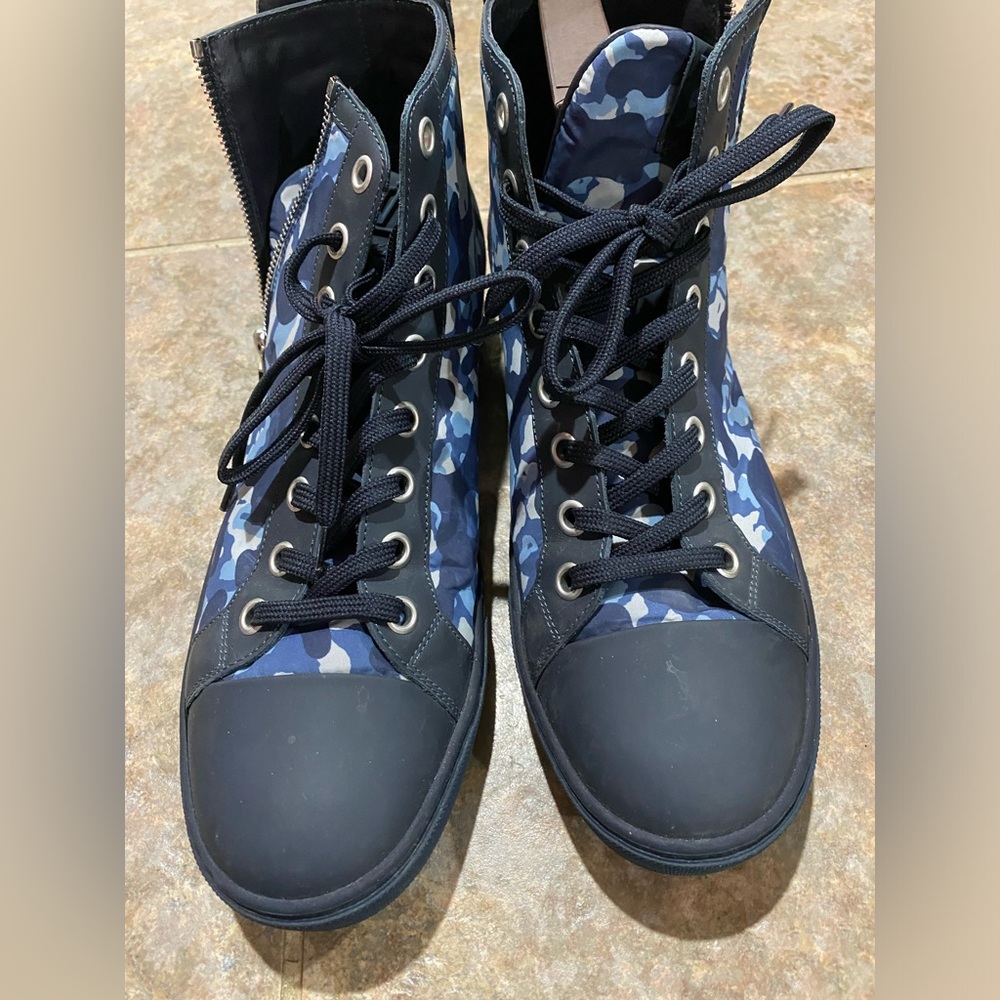 Louis Vuitton Blue Camo Sneaker - Picture 3 of 10